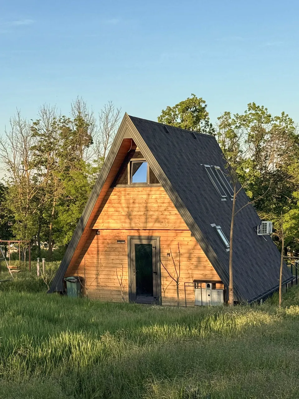 Căsuță A-frame în lumină caldă