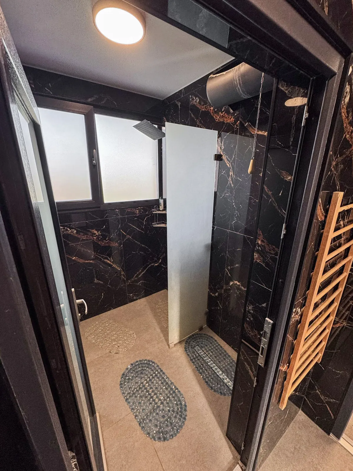 Saună finlandeză + Ciubăr cu hidromasaj, 2 zone separate — saună uscată și ciubăr exterior — Saharna-Țiglău, Saharna — foto 6
